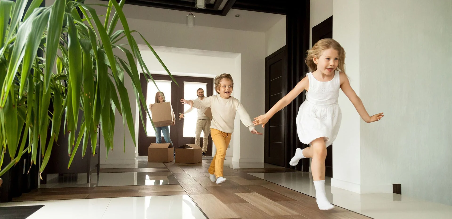 Familie mit Kindern in einem neuen Zuhause