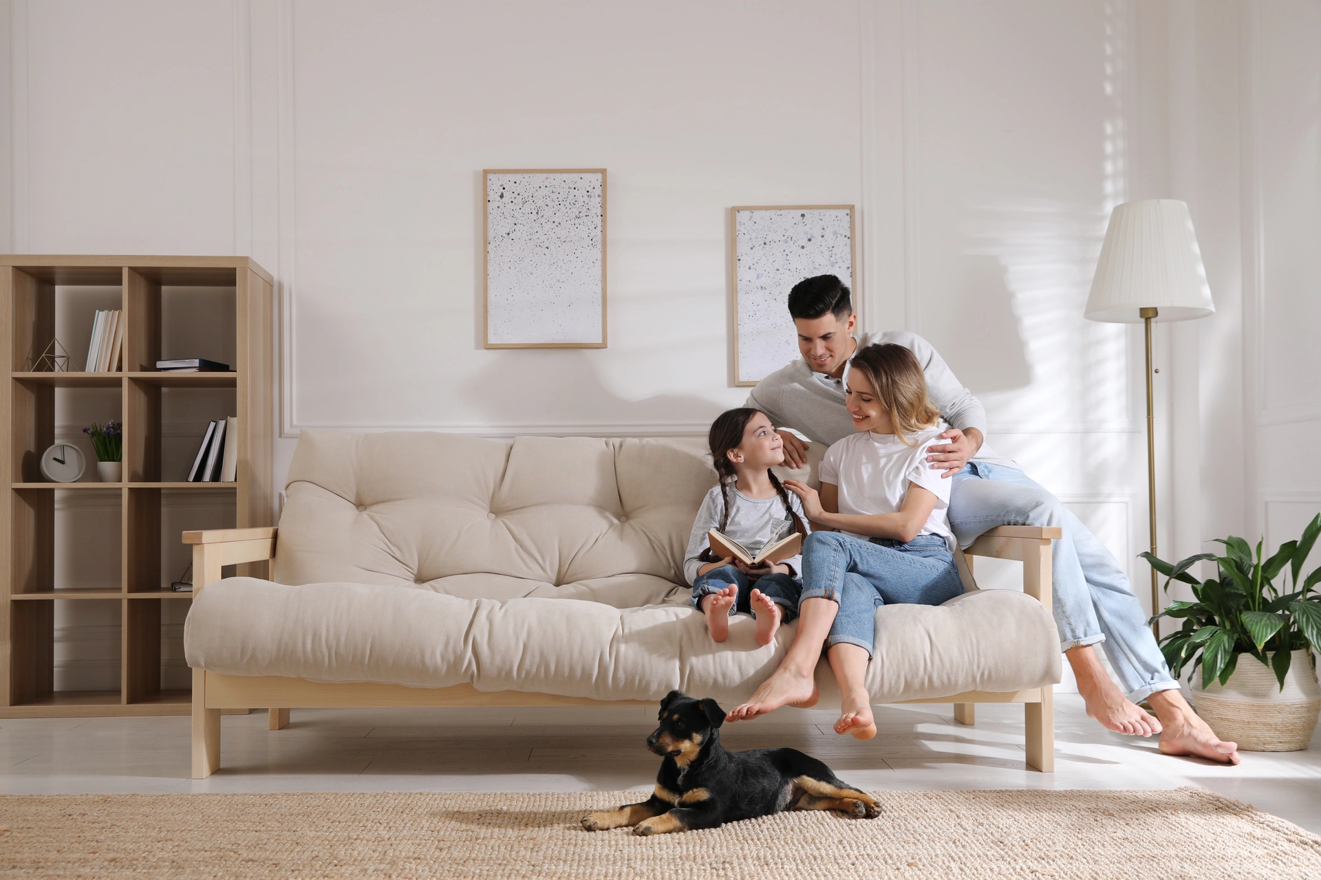 immobilienmakler-essen-familie-wohnzimmer Familie im hellen Wohnzimmer auf dem Sofa