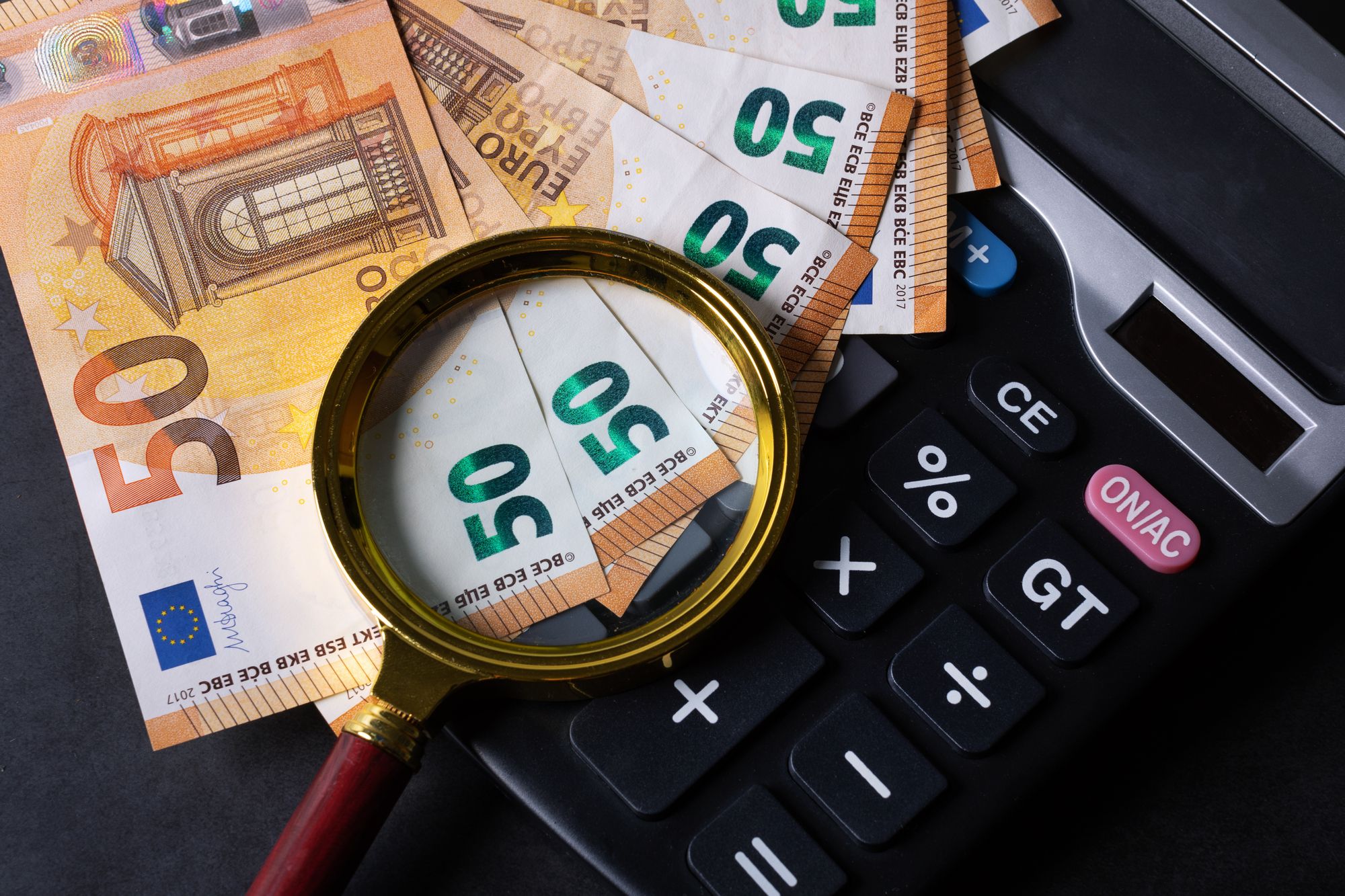 Rechner, Geld und Unterlagen zur Kostenplanung beim Immobilienkauf